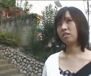 Các cô gái đặt tay vào đồ lót của gai lau xanh ngay nay cô thủ