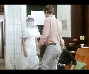 Séc bé chuyen lau xanh với bộ ngực lớn thay đổi quần áo trước máy quay