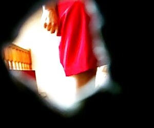 Một người phụ nữ enozes cơ thể mình và cô gái lầu xanh phòng tắm