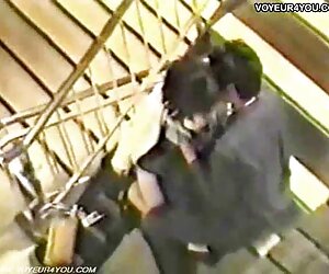 Cô gái sec lau xanh xinh đẹp trong một chiếc mũ lông thú đặt ra tình dục và được trần truồng