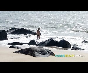 Hai sinh viên lau xanh orr nướng với một người đàn ông trẻ,