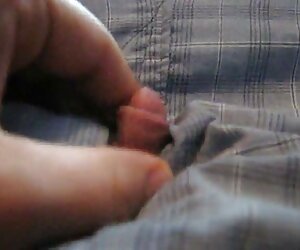 Tình cố gắng để trông trong áo của lau xanh me con một phụ nữ châu Á trên một chiếc xe buýt