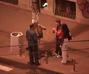 Một người đàn ông ngón tiểu của một gai lau xanh dit nhau đàn ông da