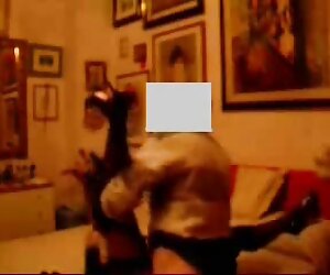 Alice chuyển đến một công việc mới và tìm thấy sex lau xanh một thằng khốn.