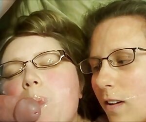 Cô gái tóc vàng với ky nu lau xanh một ngon ass dildo