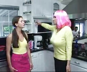 Một người đàn ông một em bé trong nhà phim set lau xanh để xe ở trong đít