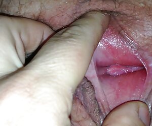 Em bé trong một cuộc trò chuyện riêng với ngón tay trong một cái phim sex lâuxanh lỗ