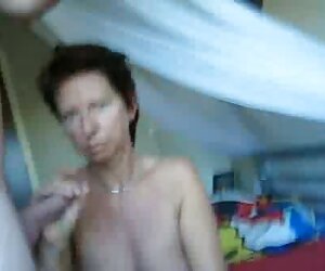 Em gái với bộ ngực đẹp liếm ngón sex lau tay của một chàng trai