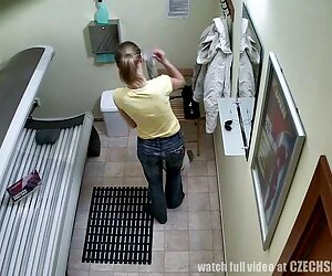 Nga, cô gái se x lau xanh Maria đi vòng quanh thị trấn một nửa trần truồng