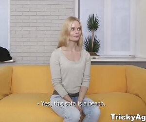 Một người phụ nữ đi quanh phòng tắm, không có quần tai phim xes lau xanh áo