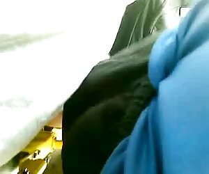 Một cô gái với một bộ ngực đồ sộ hút thuốc lá tim lau xanh trong riêng tư