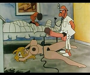 Một người phụ nữ trẻ, và một cậu bé nằm trên bãi cát để tắm lau xanh 999 nắng
