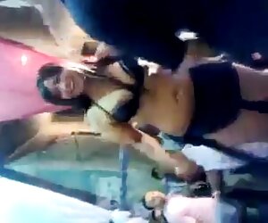 Tóc vàng, tay chân trên sàn nhà phim xét lầu xanh