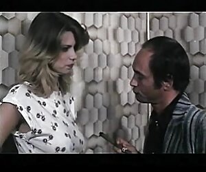 Lớp trên một cô gái tóc vàng lau xanh hoat hinh đồ ngốc